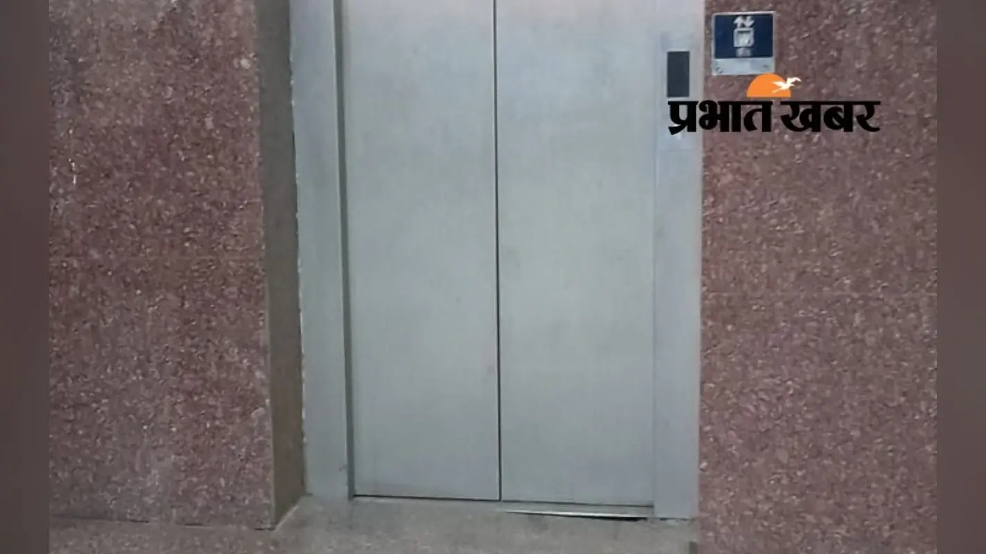 ग्रेटर नोएडा की सोसाइटी में चलते-चलते अटकी लिफ्ट, 6 लोग फंसे, कड़ी मशक्कत के बाद निकाला गया बाहर