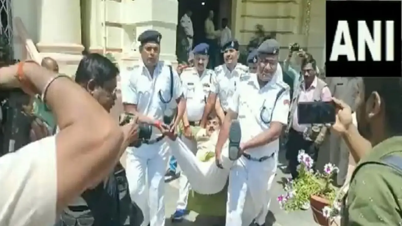 बिहार विधानसभा: भाजपा विधायक जीवेश मिश्रा को टांगकर बाहर रख आए मार्शल, स्पीकर के फरमान का BJP ने किया विरोध