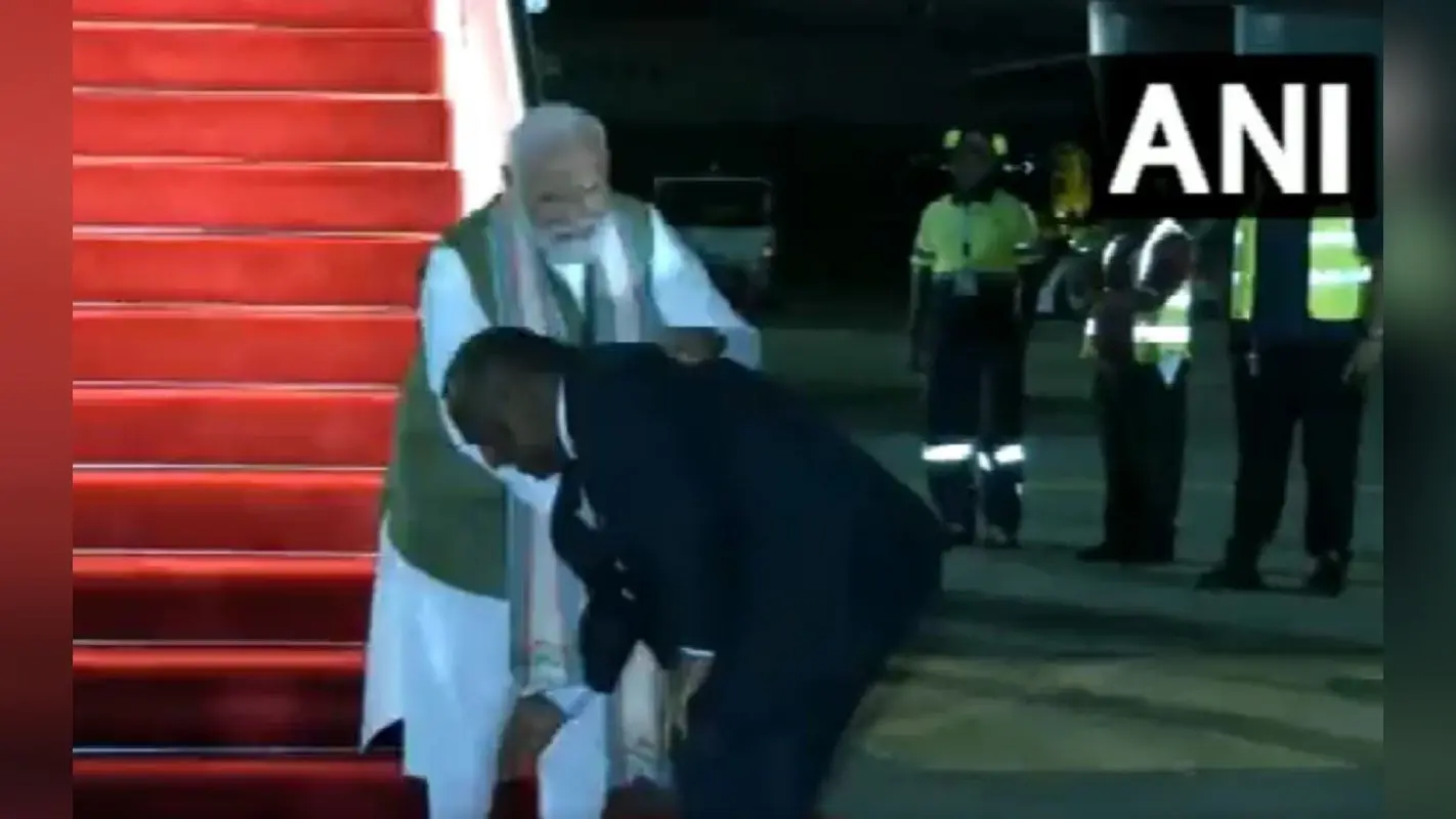 VIDEO: पापुआ न्यू गिनी के प्रधानमंत्री ने पीएम मोदी के छुए पैर, किया ग्रैंड वेलकम