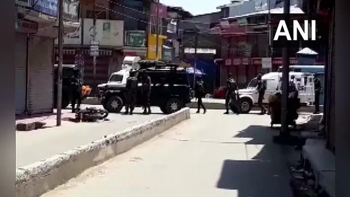 जम्मू-कश्मीर में सुरक्षाबलों पर आतंकी हमला, दो जवान शहीद, 2 नागरिकों की मौत