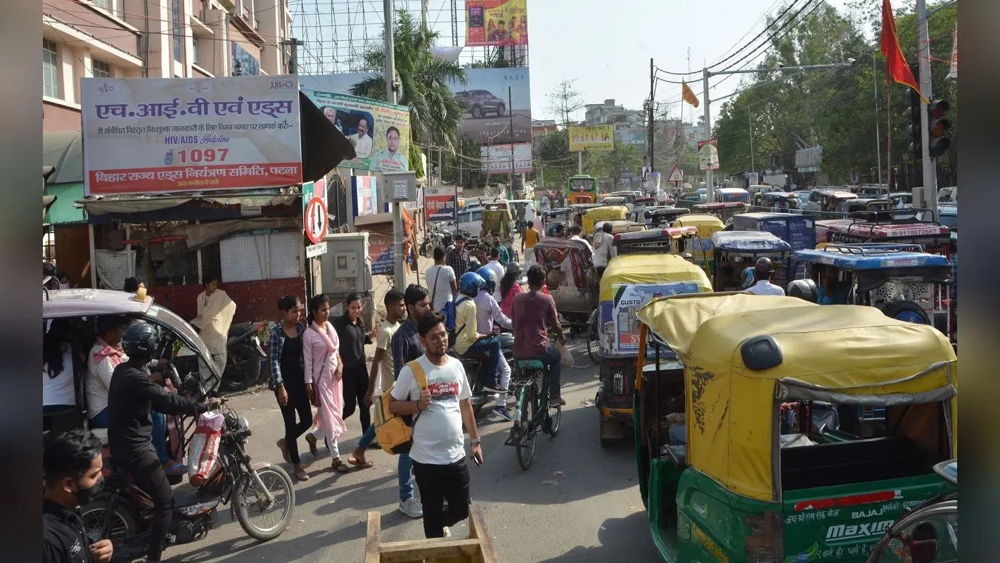 पटना में बेतरतीब ढंग से खड़े ऑटो व इ-रिक्शा से लग रहा जाम, महज 200 मीटर की दूरी तय करने में लगता है आधा घंटा