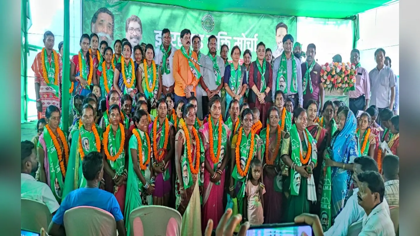 सरायकेला-खरसावां में हजारों लोगों ने JMM का थामा दामन, दशरथ गागराई बोले- पार्टी की रीढ़ हैं कार्यकर्ता