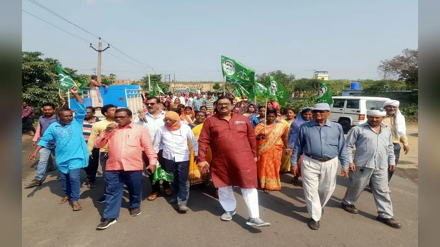 धनबाद में ट्रांसपोर्टिंग में वर्चस्व को लेकर झामुमो व मासस आमने-सामने, कंपनी के खिलाफ की जमकर नारेबाजी