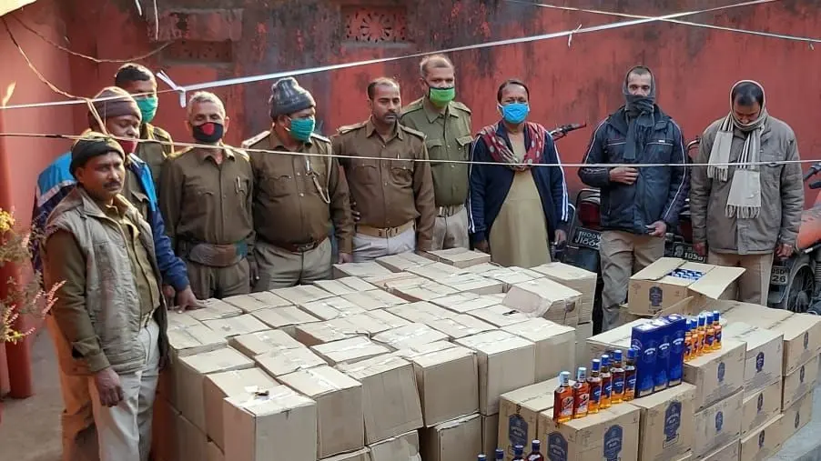 Jharkhand Breaking News : झारखंड के जमशेदपुर में झोपड़ी में चल रही थी विदेशी शराब की अवैध मिनी फैक्ट्री, 7 लाख की शराब जब्त, दो गिरफ्तार, ऐसे हुआ खुलासा
