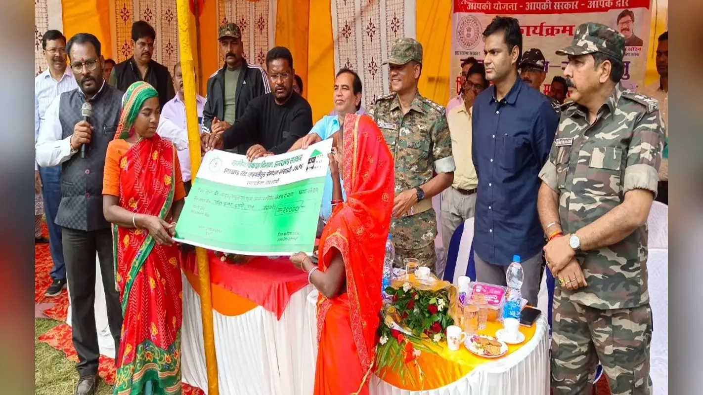 पहाड़ियों की तलहटी में बसे कुचाई के जोंबरो गांव पहुंचे अधिकारी, ग्रामीणों को सरकारी योजनाओं से कराया अवगत