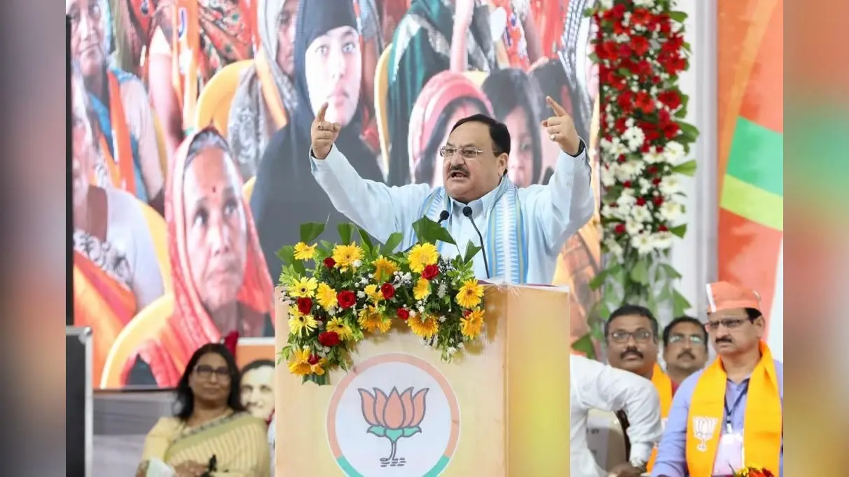 अमित शाह पहुंचे पटना, कार्यकर्ताओं ने स्वागत में सड़कों पर बिछाए फूल, एयरपोर्ट पर हुआ जोरदार स्वागत
