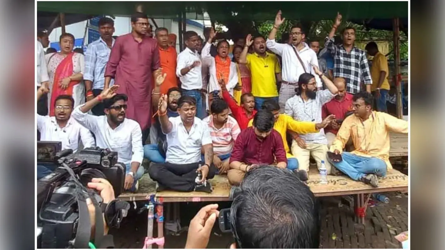 जेयू के सामने से खुला भाजपा युवा मोर्चा का मंच, सड़क पर उतरे कार्यकर्ता