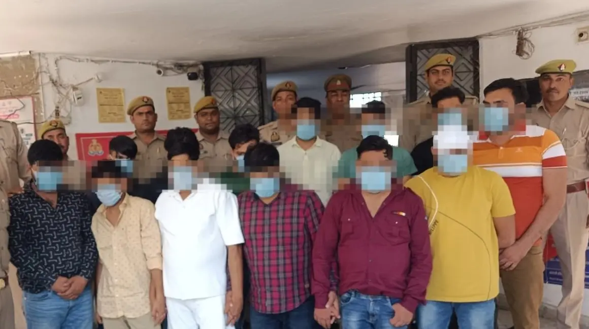 गाजियाबादः होटल में खेला जा रहा था जुआ, पुलिस ने ऐसे किया रैकेट का भंडाफोड़, 15 लोग गिरफ्तार