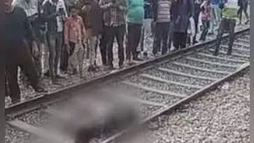 Kanpur: पुलिस ने सब्जी विक्रेता का ट्रैक पर फेंका तराजू, ट्रेन की चपेट में आने से किशोर के कटे दोनों पैर