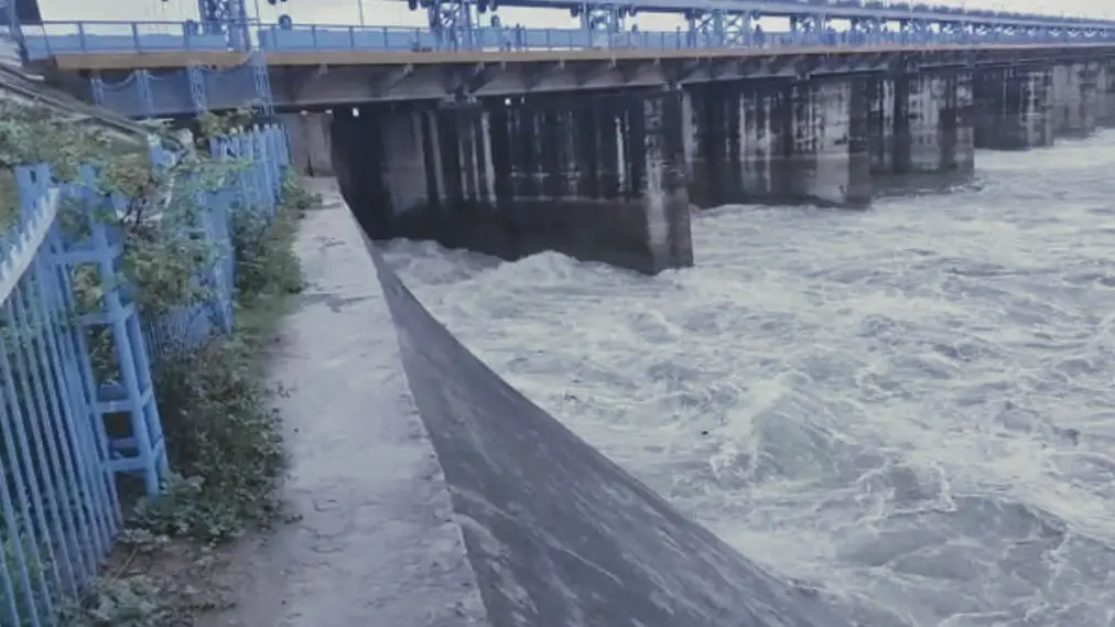 कानपुर में गंगा का बढ़ा जलस्तर, बैराज के खोले गए गेट, जिला प्रशासन अलर्ट