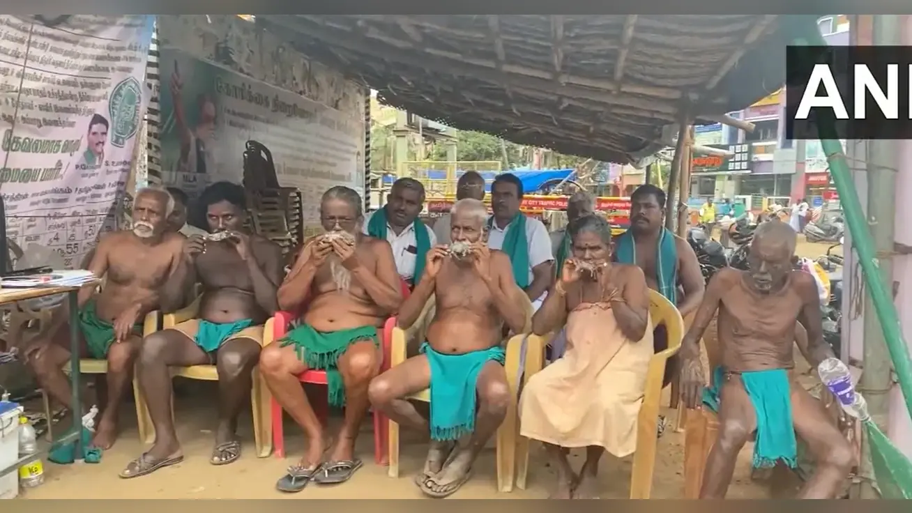 कावेरी जल विवाद को लेकर तमिलनाडु में अनोखा प्रदर्शन, किसानों ने मुंह में मरे हुए चूहे रखकर जताया विरोध