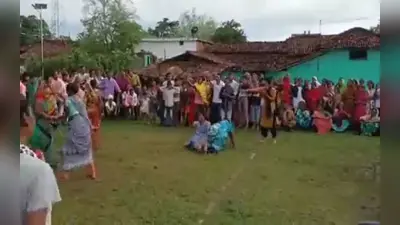 महाराष्ट्र में मिथक तोड़ साड़ी पहनकर महिलाएं खेल रही हैं कबड्डी