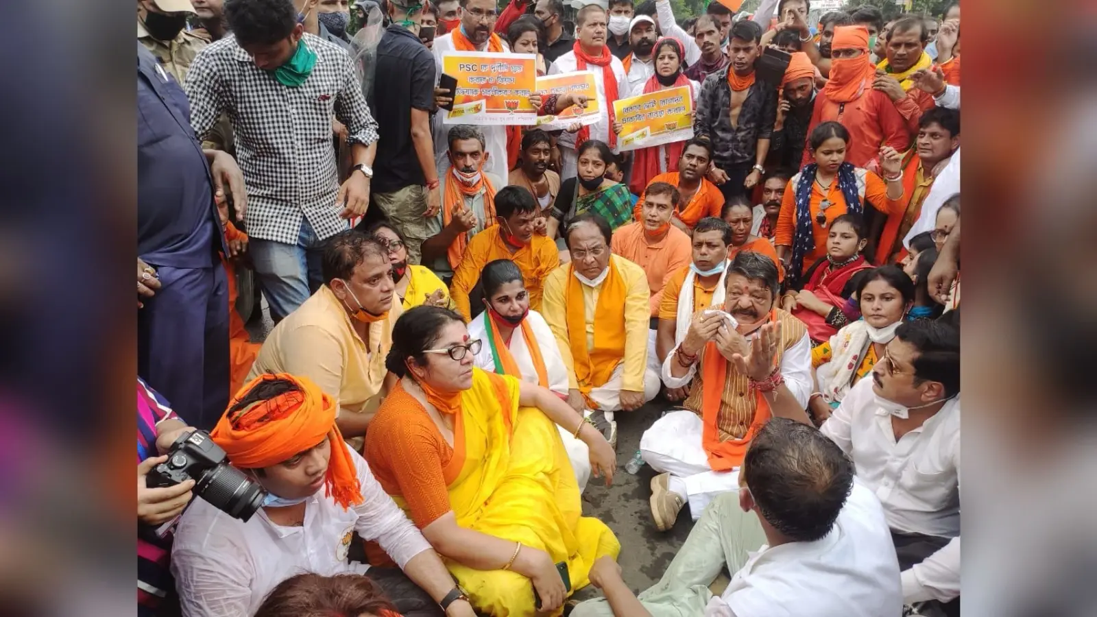 In Pics : बंगाल भाजपा का नबान्न अभियान, लाठीचार्ज में दर्जनों कार्यकर्ता घायल, राजू बनर्जी की हालत गंभीर, धरना पर बैठे कैलाश विजयवर्गीय