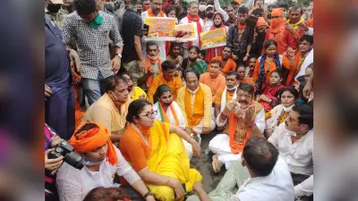 In Pics : बंगाल भाजपा का नबान्न अभियान, लाठीचार्ज में दर्जनों कार्यकर्ता घायल, राजू बनर्जी की हालत गंभीर, धरना पर बैठे कैलाश विजयवर्गीय