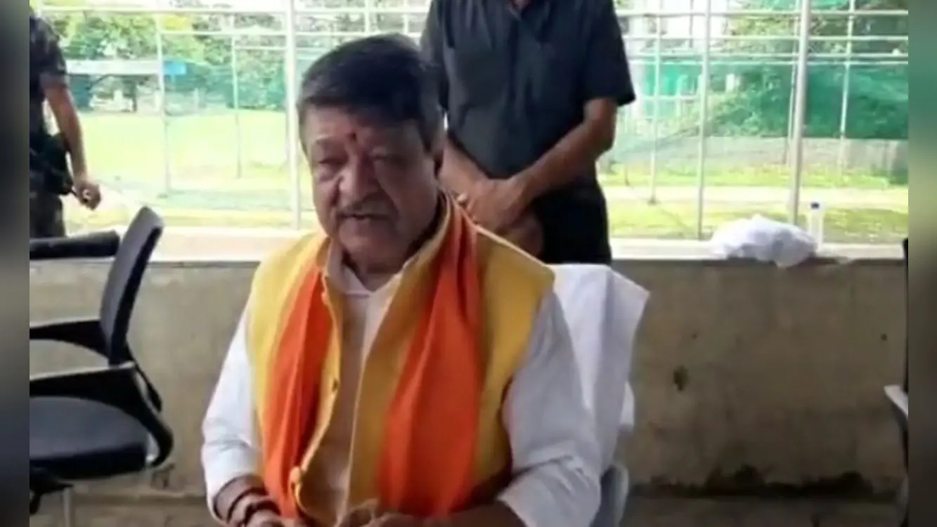 बंगाल में भाजपा नेताओं को राहत कार्य करने से रोकने पर बिफरे विजयवर्गीय, कहा- प्रजातंत्र की हत्या कर रही हैं ममता