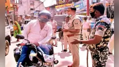 कोरोना से जंग: लॉकडाउन तोड़ने वालों पर प्रशासन ने चटकायीं लाठियां, कराया उठक-बैठक