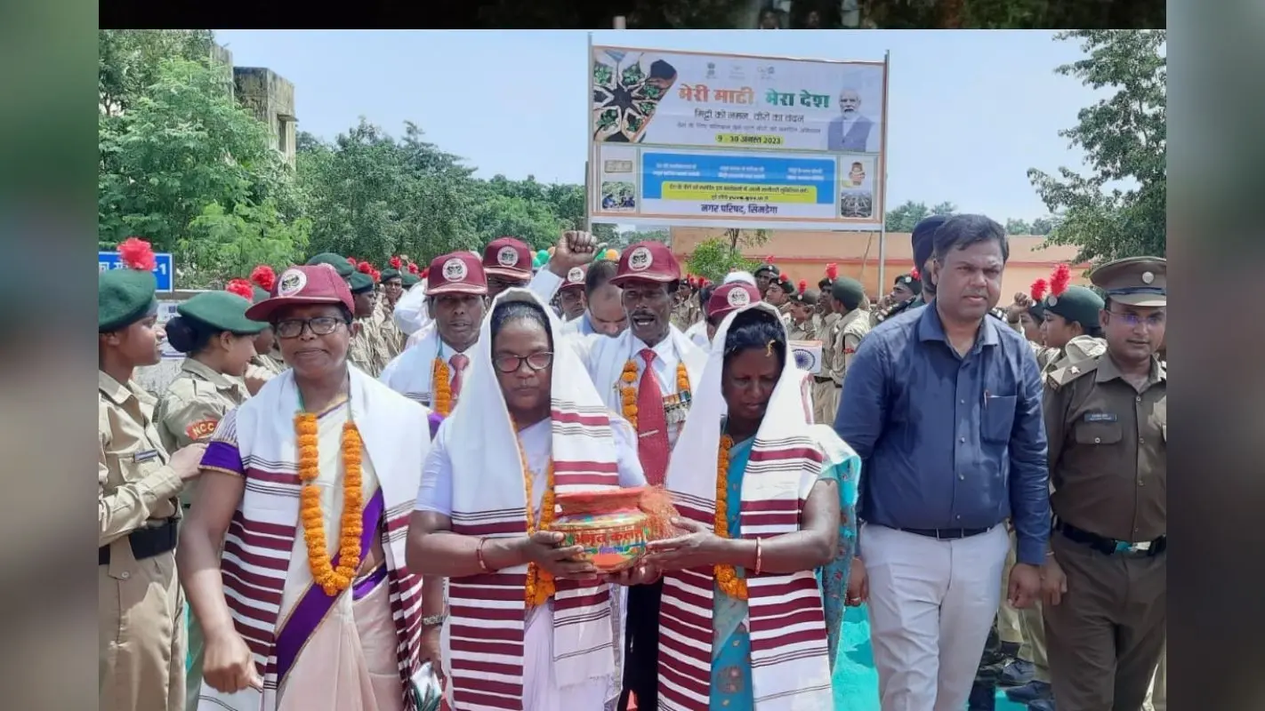 आजादी का अमृत महोत्सव: कलश यात्रा में शामिल शहीदों की पत्नियां सम्मानित, वीरांगनाओं ने शिला फलक का किया अनावरण