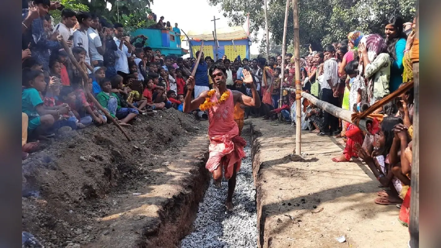 दहकते अंगारों पर नंगे पांव चले मां काली के भक्त, रंजनी फोड़ा की परंपरा देख दबा लेंगे दांतों तले उंगलियां
