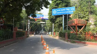 Kanpur News: दारोगा ने दिखाया वर्दी का रौब, बाइक छू जाने पर युवकों को दी ये सजा…लाइन हाजिर