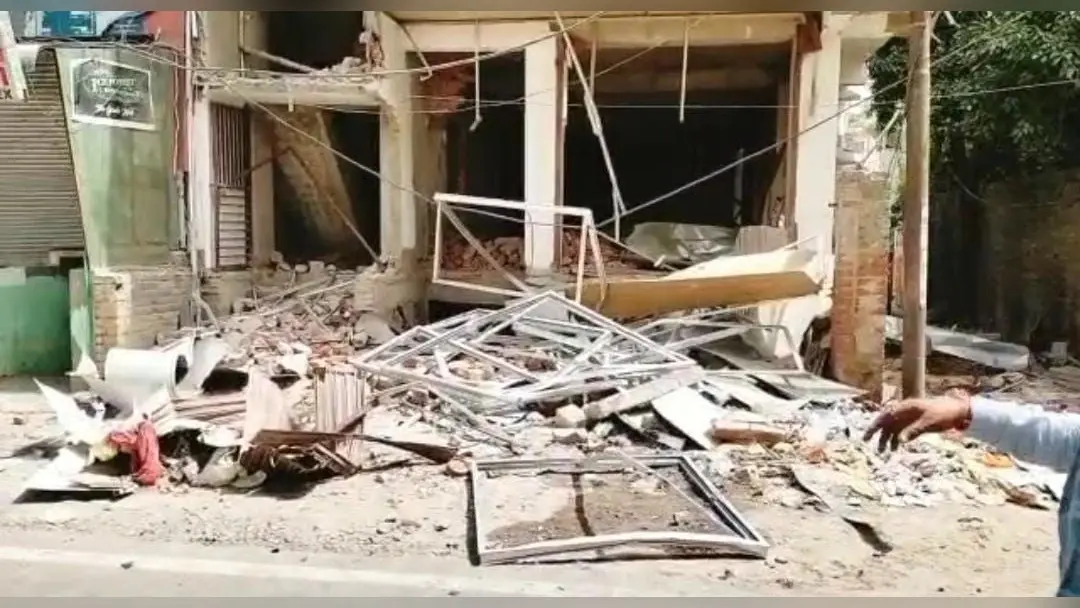 Kanpur Violence: कानपुर हिंसा के मास्टरमाइंड पर योगी सरकार का एक्शन, हयात जफर के करीबी के घर चला बुलडोजर