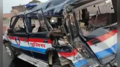 Kanpur News: जाम खुलवाने गई पुलिस की गाड़ी में अज्ञात वाहन ने मारी टक्कर, बाल-बाल बचे पुलिसकर्मी