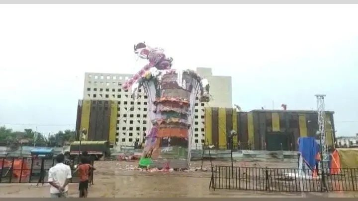 Dussehra Ravan Dahan: रावण दहन पर फिरा बारिश का पानी, यूपी में भीगे पुतलों से आयोजक बेचैन