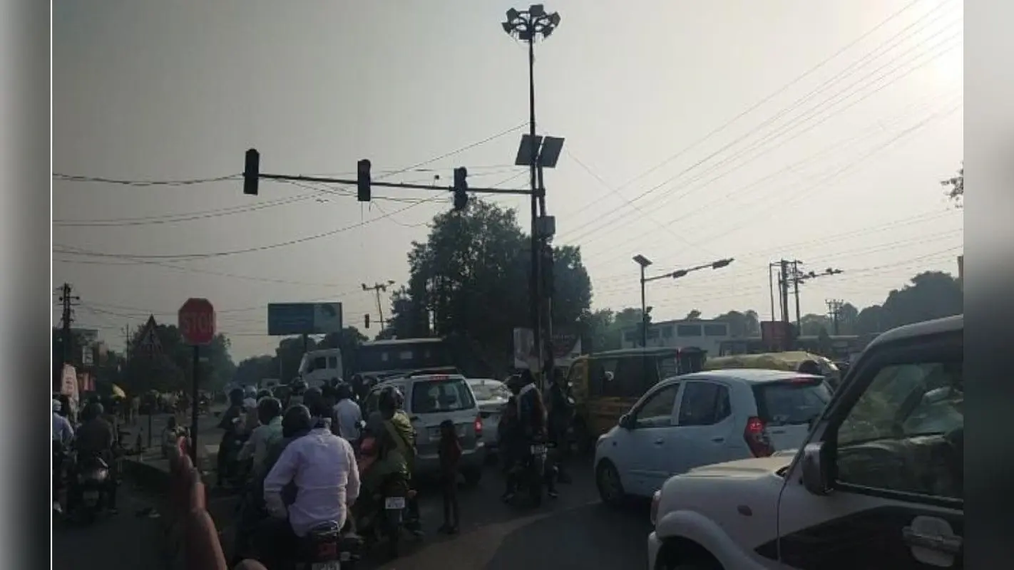 कानपुर में ध्वस्त ट्रैफिक सिस्टम में मनाया जा रहा यातायात माह, गड्ढा’युक्त’ सड़कों पर बंद हैं सिग्नल