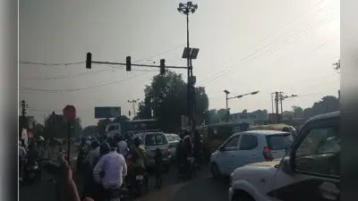 कानपुर में ध्वस्त ट्रैफिक सिस्टम में मनाया जा रहा यातायात माह, गड्ढा’युक्त’ सड़कों पर बंद हैं सिग्नल