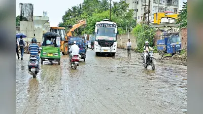 रांची का कांटाटोली फ्लाइओवर सर्विस लेन कीचड़ में तब्दील, हर दिन बाइक सवार गिरकर हो रहे घायल