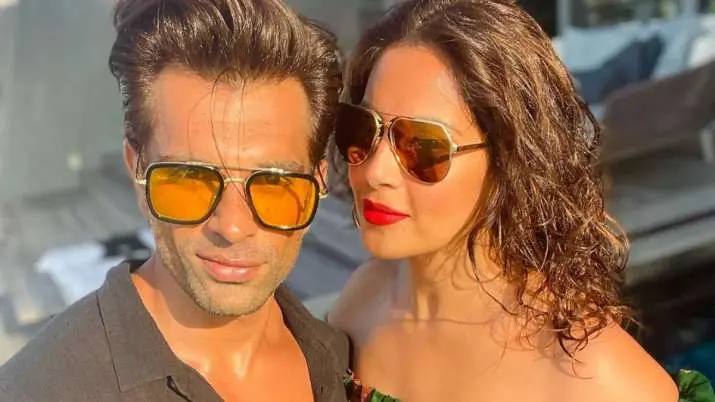 Bipasha Basu ने अपने जन्मदिन पर पति करण सिंह को किया KISS, झूमती- नाचती दिखी बर्थडे गर्ल, VIDEO