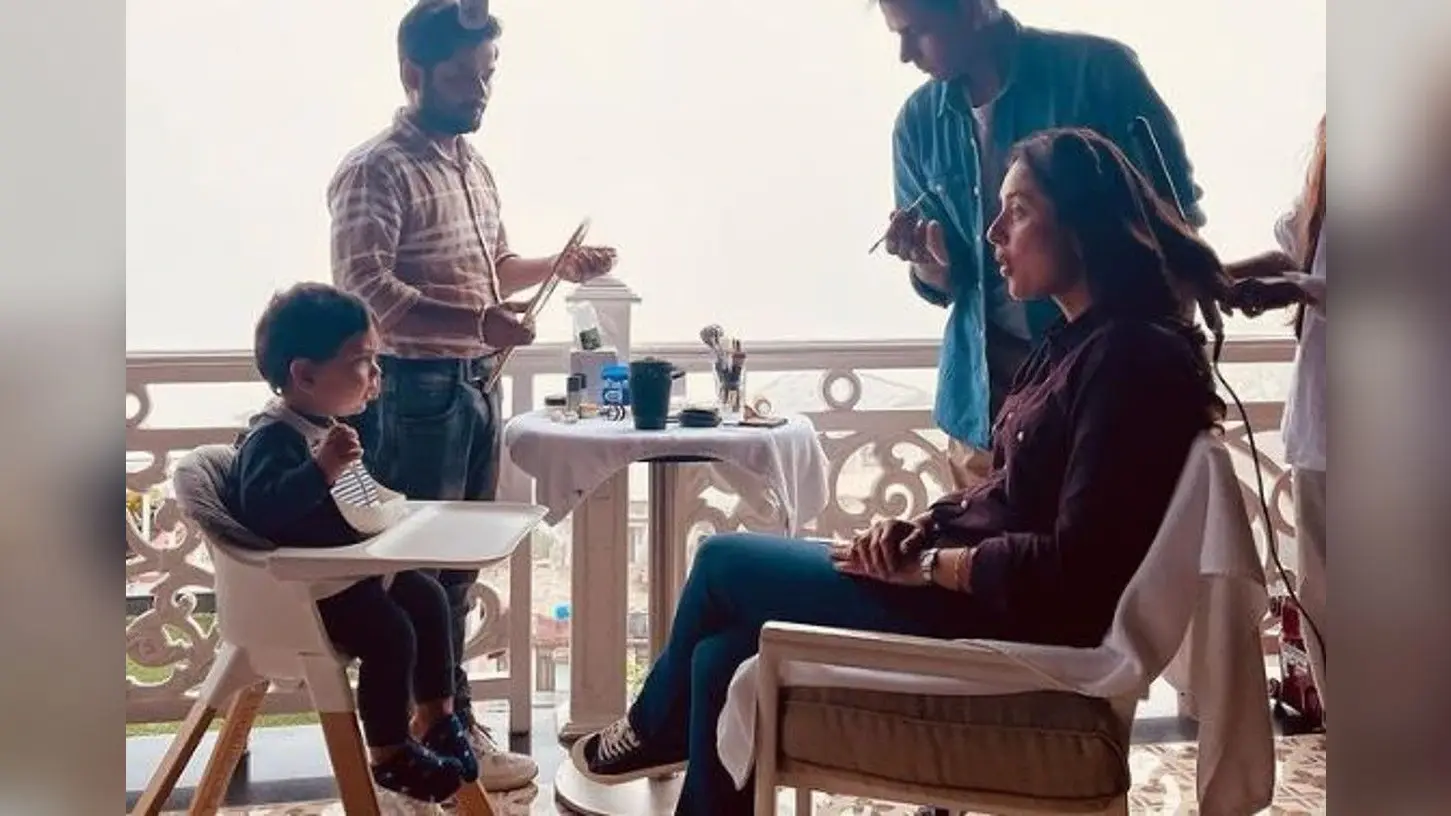 करीना कपूर खान ने ‘बेस्ट मैन’ जेह संग शेयर की क्यूट फोटो, मां को निहारते दिखे छोटे पटौदी, PHOTOS