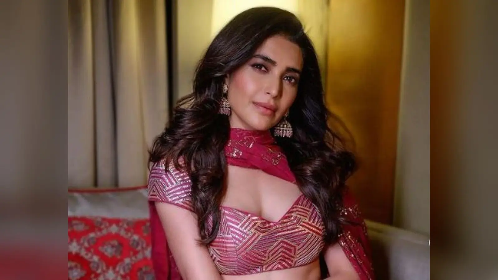 Karishma Tanna ने शादी की खबरों के बीच कराया ग्लैमरस फोटोशूट, रेड लहंगे में एक्ट्रेस दिखी बेहद हसीन
