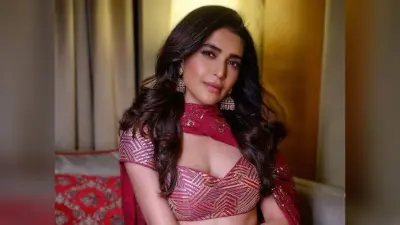 Karishma Tanna ने शादी की खबरों के बीच कराया ग्लैमरस फोटोशूट, रेड लहंगे में एक्ट्रेस दिखी बेहद हसीन