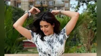 Karishma Tanna ने पार्क में बैठकर कराया ग्लैमरस फोटोशूट, फैंस ने कमेंट में लिखा पता नहीं ये फैशन कहां पहुंचेगा…