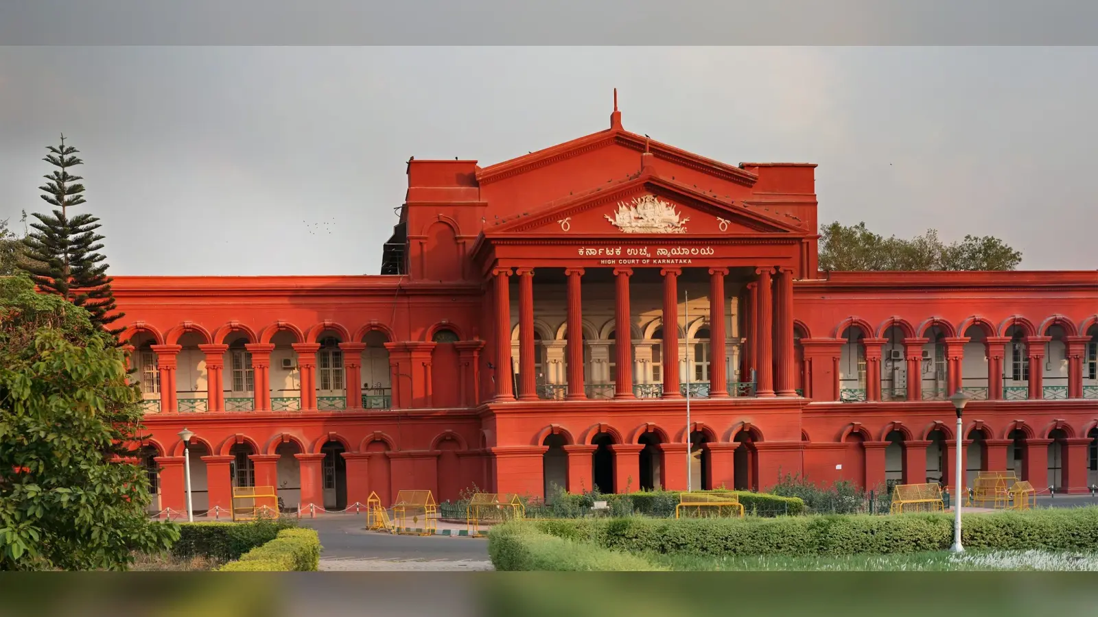 हिजाब पर हाईकोर्ट के फैसले का विरोध, परीक्षा का बहिष्कार कर एग्जाम हॉल के बाहर आ गयीं छात्राएं