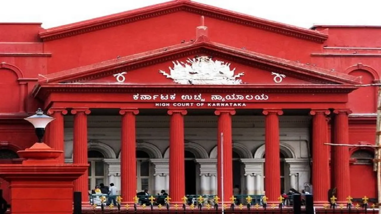 Hijab Row: कर्नाटक HC ने कॉलेजों में हिजाब पर प्रतिबंध को चुनौती देने वाली याचिकाओं पर शुरू की सुनवाई