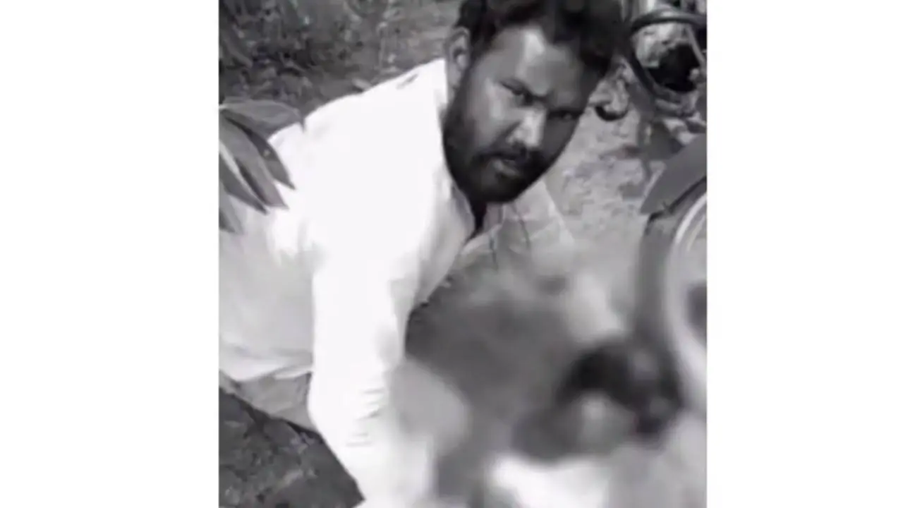 Viral Video : पत्नी से प्रेम प्रसंग के शक में पति ने एक व्यक्ति की काटी गर्दन, खून पीने का किया प्रयास