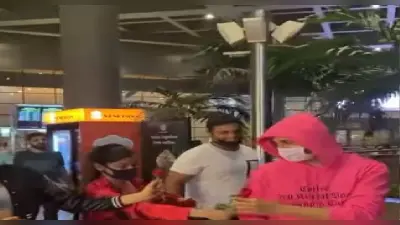 Kartik Aaryan को एयरपोर्ट पर रोकर फीमेल फैन ने दिया गुलाब, सोशल मीडिया पर वीडियो वायरल