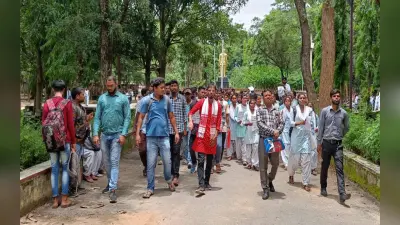 झारखंड : इंटर की पढ़ाई शुरू नहीं होने से गुमला के केओ कॉलेज में छात्रों का हंगामा, प्रशासक से नोंक-झोंक