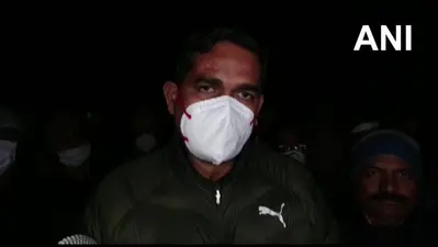 घायल दरोगा और सिपाही को कंधे पर टांगकर जंगल से बाहर लाई पुलिस, कासगंज हमले की दहला देने वाली तस्वीर आई सामने