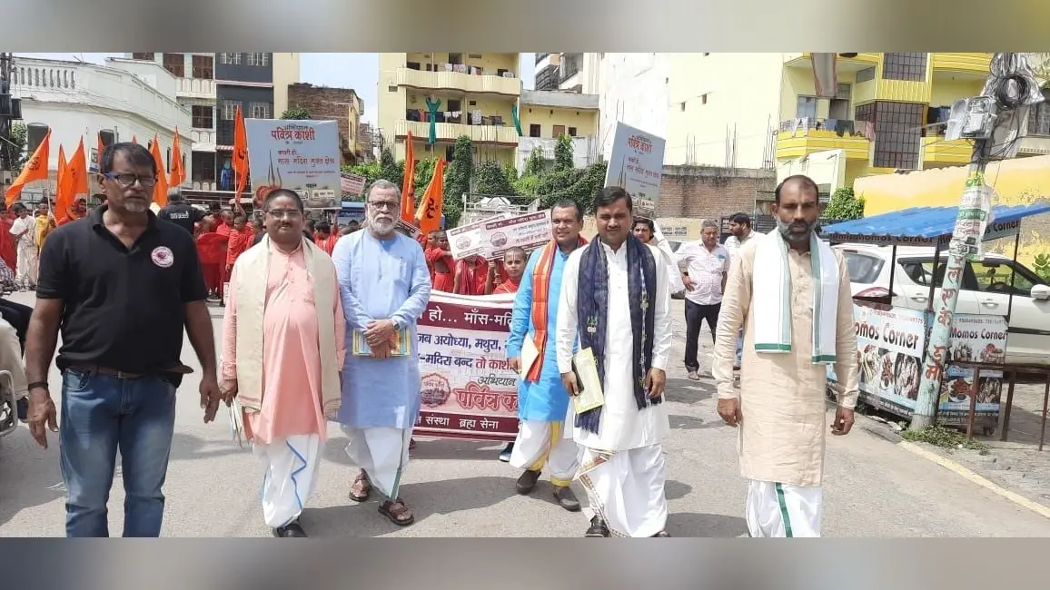 काशी विश्ननाथ के दर्शन करने पहुंचे लाखों श्रृद्धालु, बेहतर व्यवस्थाओं को लेकर अधिकारियों ने किया मंथन