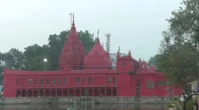 मां कुष्मांडा की पूजा के लिए सुबह से जुटने लगी भक्तों की भारी भीड़, काशी में इस मंदिर का है ऐतिहासिक महत्व