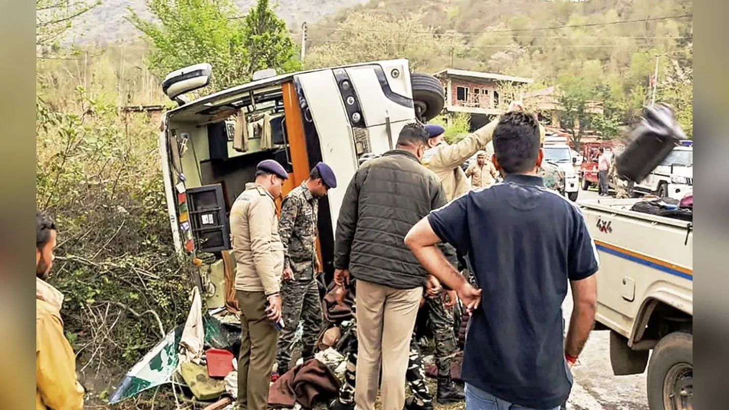 Jammu Kashmir: पुलवामा में पलटी बस, 4 लोगों की मौत 28 घायल