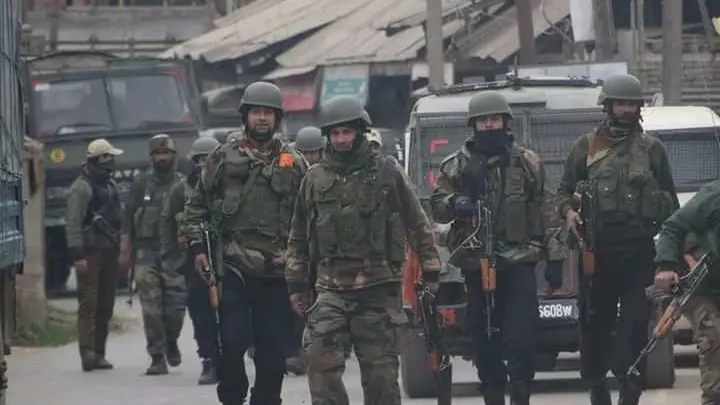 जम्मू-कश्मीर में भारी बर्फबारी, बर्फ की सफेद चादर से ढंके पहाड़ मोह रहे पर्यटकों का मन