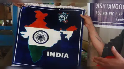 Happy Independence Day 2023: कश्मीरी बुनकर ने तिरंगे में भारत के नक्शे वाली कालीन बनाई