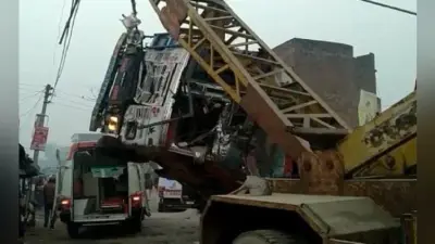 यूपी के कौशांबी में भीषण सड़क हादसा, बालू लदे ट्रक के कार पर पलटने से ड्राइवर सहित 7 लोगों की मौत