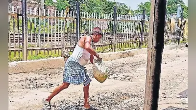 बदहाल सड़क पर लोग होते थे जख्मी, गुमटी वाले ने सड़क की कर दी मरम्मत…