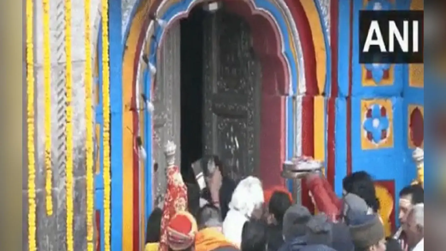 Kedarnath Dham: श्रद्धालुओं के लिए खुले केदारनाथ धाम के कपाट, दर्शन के लिए उमड़ी भीड़