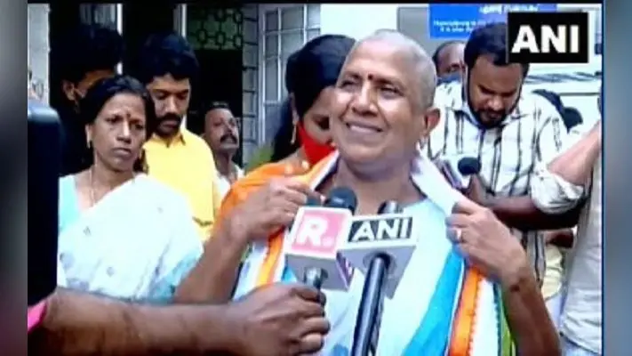 Kerala Assembly Elections 2021 : टिकट नहीं मिलने पर विरोध जताते हुए केरल महिला कांग्रेस अध्यक्ष ने कराया मुंडन, पद से दिया इस्तीफा