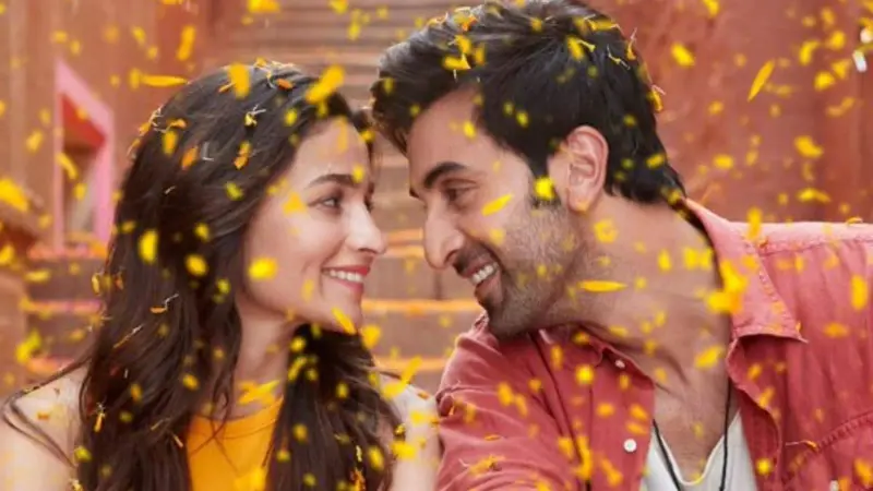 Kesariya Song: गंगा घाट पर आलिया भट्ट-रणबीर कपूर दिखे रोमांस करते, रिलीज हुआ ब्रह्मास्त्र का गाना केसरिया